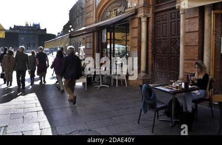 SIVIGLIA, SPAGNA - 14 novembre 2018: Foto di persone in diverse attività nel centro di Siviglia Foto Stock