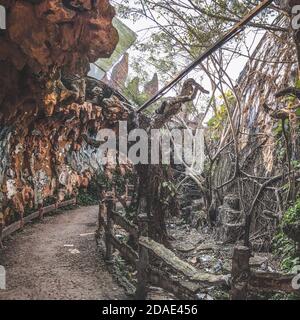 Hue, Vietnam, 23 gennaio 2020, abbandonato parco acquatico, scivolo e piscina sinistra dietro, Hue, Vietnam Foto Stock