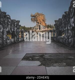 Hue, Vietnam, 23 gennaio 2020, Dragon testa in un abbandonato Waterpark, scivolo e piscina lasciato dietro, Hue, Vietnam Foto Stock