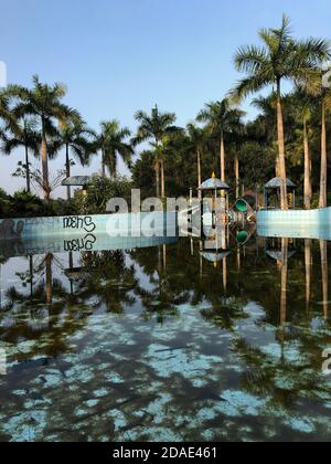 Hue, Vietnam, 23 gennaio 2020, abbandonato parco acquatico, scivolo e piscina sinistra dietro, Hue, Vietnam Foto Stock