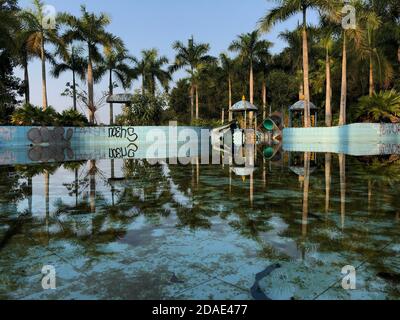 Hue, Vietnam, 23 gennaio 2020, abbandonato parco acquatico, scivolo e piscina sinistra dietro, Hue, Vietnam Foto Stock