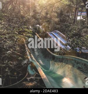 Hue, Vietnam, 23 gennaio 2020, abbandonato parco acquatico, scivolo e piscina sinistra dietro, Hue, Vietnam Foto Stock