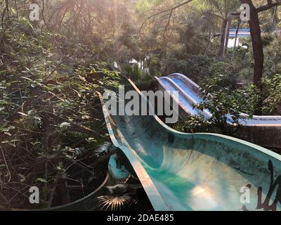 Hue, Vietnam, 23 gennaio 2020, abbandonato parco acquatico, scivolo e piscina sinistra dietro, Hue, Vietnam Foto Stock