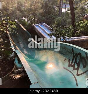 Hue, Vietnam, 23 gennaio 2020, abbandonato parco acquatico, scivolo e piscina sinistra dietro, Hue, Vietnam Foto Stock