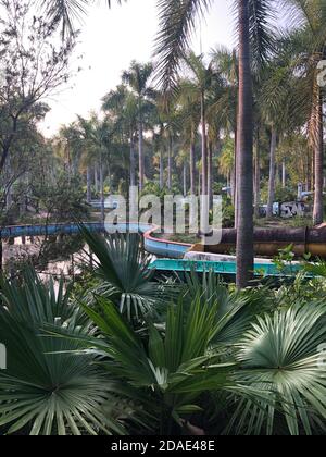 Hue, Vietnam, 23 gennaio 2020, abbandonato parco acquatico, scivolo e piscina sinistra dietro, Hue, Vietnam Foto Stock