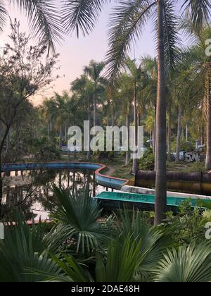 Hue, Vietnam, 23 gennaio 2020, abbandonato parco acquatico, scivolo e piscina sinistra dietro, Hue, Vietnam Foto Stock