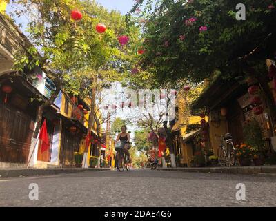 Hoi An, Quang Nam Province, Vietnam, 25 gennaio 2020 - Hoi An strada piena di lanterne di carta, Città Antica, in vietnam Foto Stock