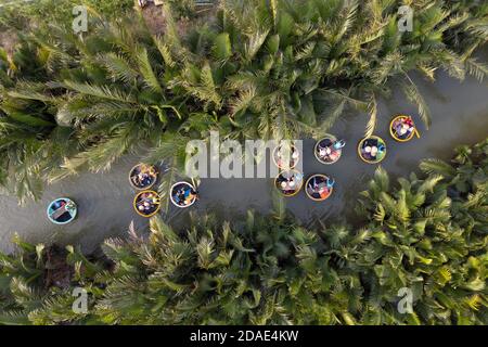 Vista aerea, i turisti in canestro barche tour in acqua di cocco (palma di mangrovie) nel villaggio di Cam Thanh, Hoi An, Quang Nam, Vietnam Foto Stock