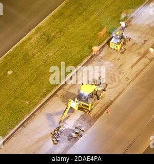 Riparazione stradale su una strada notturna della città - Mosca, Russia, 3 agosto 2020 Foto Stock