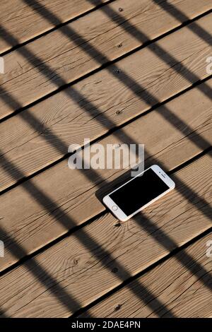 L'iphone Apple perso è sdraiato sul pavimento Foto Stock