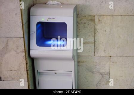 Igienizzatore manuale automatico Arismo con luce UV nella metropolitana di trasporto pubblico - 12 maggio 2020, Mosca, Russia Foto Stock