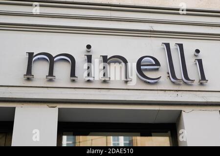 Bordeaux , Aquitaine / Francia - 11 01 2020 : il testo del logo Minelli e la firma negozio di calzature di fronte al negozio di calzature della catena francese di moda rivenditori di calzature Foto Stock