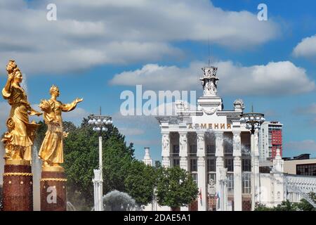 La fontana dell'amicizia dei popoli e il padiglione dell'Armenia a VDNKH - Mosca, Russia 05 24 2019 Foto Stock