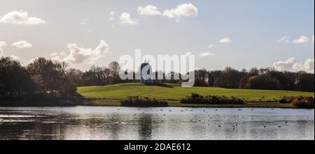 Una vista panoramica del Tempio di Minerva attraverso il lago in Hardwick Park,Sedgefield, Co.Durham,Inghilterra Foto Stock