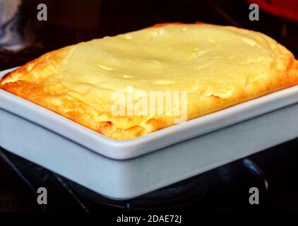 Graziosa casseruola di cagliata in forma bianca per una gustosa colazione Foto Stock