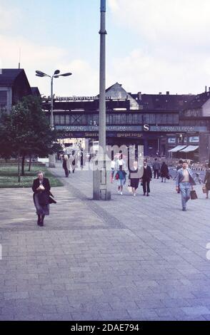 Passeggeri che lasciano la stazione Friedrichstraße di Berlino nel giugno 1965. Foto scattata nel giugno 1965 , sulla pellicola per vetrini CT18 Agfacoulour con Petri 5 SL da 35mm Foto Stock