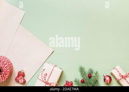 Regali di Natale e accessori per il loro imballaggio. Foto Stock