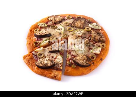 Pizza di zucca autunnale con verdure isolate su sfondo bianco Foto Stock