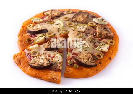 Pizza di zucca autunnale con verdure isolate su sfondo bianco Foto Stock