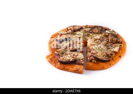 Pizza di zucca autunnale con verdure isolate su sfondo bianco Foto Stock