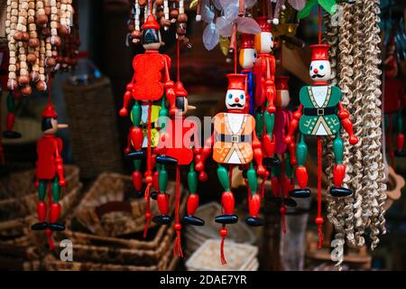 In legno colorato bambola pinocchio con il suo naso lungo Foto Stock