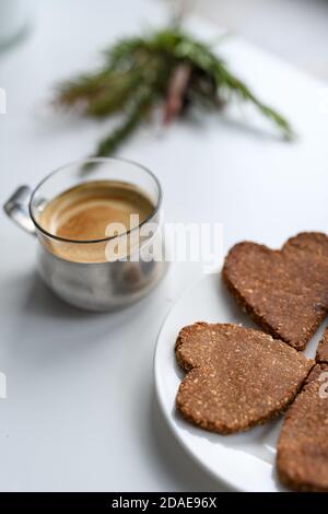 Caffè e a forma di cuore i cookie Foto Stock