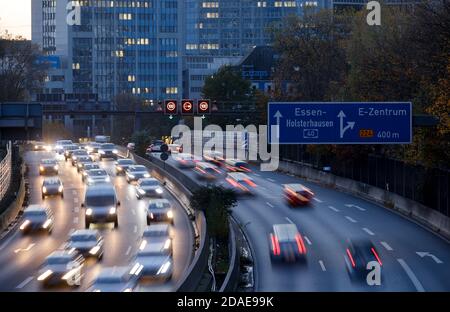 Essen, Ruhr Area, Nord Reno-Westfalia, Germania - autostrada A40 nel centro di Essen durante il traffico delle ore di punta. Foto Stock