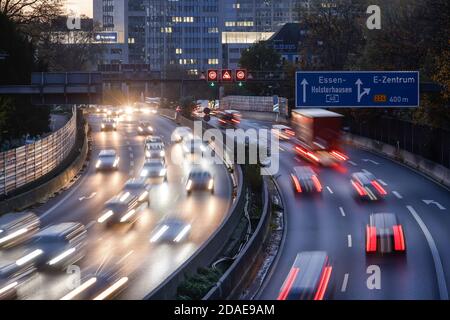 Essen, Ruhr Area, Nord Reno-Westfalia, Germania - autostrada A40 nel centro di Essen durante il traffico delle ore di punta. Foto Stock