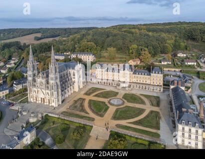 Francia, Orne, Parc naturel Regional du Perche, la Chapelle-Montligeon basilica di stile neo-gotico eretta tra il 1894 e il 1911 dall'architetto Maitre T. Foto Stock