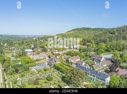 Francia, Eure, il paesaggio di Giverny e la casa e il giardino di Claude Monet (vista aerea) Foto Stock