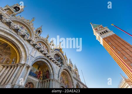 Corridoio con vista panoramica soleggiata su Piazza San Marco a Venezia. Incredibile paesaggio di viaggio artistico, architettura storica di Venezia Foto Stock