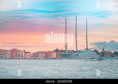 09.22.19. Venezia, Italia: Yacht a vela A, yacht di lusso più grande del mondo, barca a vela, ancorata a Venezia, Canal Grande. Lungomare di Venezia e vela ormeggiata Foto Stock