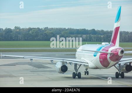 Stoccarda, Germania - 4 ottobre 2020: Aereo Eurowings Europe Airbus A320 all'aeroporto di Stoccarda in Germania. Airbus è una produzione europea di aeromobili Foto Stock