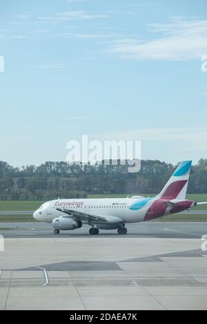 Stoccarda, Germania - 4 ottobre 2020: Aereo Eurowings Europe Airbus A320 all'aeroporto di Stoccarda in Germania. Airbus è una produzione europea di aeromobili Foto Stock