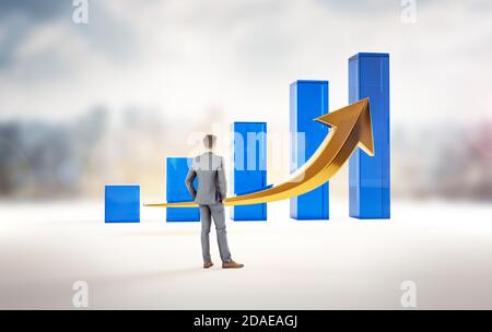 Grafico delle statistiche sulla crescita e il successo dell'azienda. Analisi aziendale di aumento del profitto di denaro. Aumento degli investimenti sul mercato finanziario. Uomo d'affari wathci Foto Stock