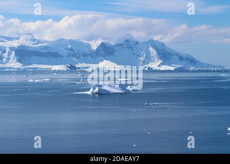 Iceberg e montagne a Paradise Bay sulla costa del Danco, Antartide Foto Stock