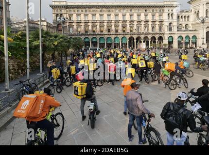 I motociclisti milanesi in piazza Duomo protestano per le condizioni di lavoro che non consentono più di utilizzare le biciclette sui treni. Foto Stock