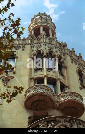 Casa Lleó Morera, un maestoso edificio in stile Art Nouveau sul Passeig de Gracia, Eixample, Barcellona, Catalogna Spagna. Fotografia cinematografica, circa 2000 Foto Stock