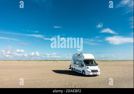 Camping Car RV in piedi su spiaggia di sabbia vuota in giornata di sole. Romo Bilstrand, Lakolk Strand, Danimarca. Foto Stock