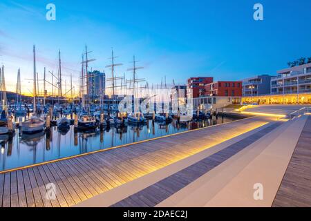 Travemünde - Primall, Waterfront - Beach Bay. E' il nuovo sviluppo di Passathafen. Ristoranti e case vacanze e l'Hotel Rallenta. Vista serale sul porto fino all'Hotel Maritim Foto Stock