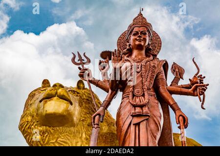 Statua di Durga Maa Bhavani, 33 m, figura della dea indù, sito di pellegrinaggio e tempio indù Lord Shiva, lago Santo Grand Bassin, Ganga Talao, Mauritius, Africa, Oceano Indiano Foto Stock