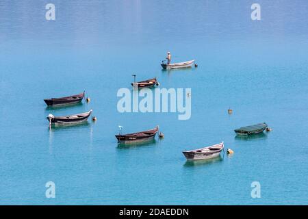 Barche da pesca ancorate alla zona di Poiatte, lago di Santa Croce, Farra d'Apago, Alpago, Belluno, Veneto, Italia Foto Stock