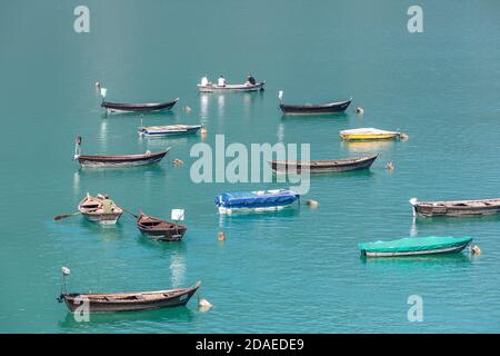 Barche da pesca ancorate al poiatte, lago di santa croce, farra d'Apago, alpago, belluno, veneto, italia Foto Stock