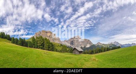 Solitaria cabina in legno in Val Salèi, sullo sfondo Sella Towers / Sellatürme, Piz Ciavazes e Sass Pordoi / Pordoispitze, Canazei, Val di Fassa, Dolomiti, Trentino Alto Adige, Italia Foto Stock