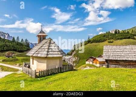 La piccola cappella alpina in onore di Sant'Antonio e del paese che la circonda, Fodara Vedla, Dolomiti, San Vigilio di Marebbe / Santa Vigil in Enneberg, Bolzano / Bolzano, Alto Adige / Südtirol, Italia, Europa Foto Stock