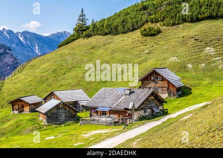 Il piccolo villaggio alpino di Fodara Vedla, Dolomiti, San Vigilio di Marebbe / Santa Vigil in Enneberg, Bolzano / Bolzano, Alto Adige / Südtirol, Italia, Europa Foto Stock