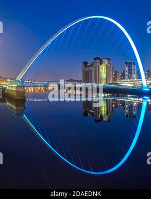 Gateshead Millennium Bridge at Dusk, Gateshead, Tyne and Wear, Inghilterra, Regno Unito Foto Stock