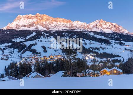 Villaggio di San Leonhard e Heiligkreuzkofel, Parco Naturale Fanes Sennes Prags, Abtei, Badia, Valle del Ladino, Gadertal, Bolzano, Alto Adige, Italia, Europa Foto Stock