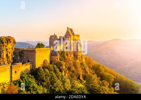 Il castello di Aggstein rovine a sunse tempo. Wachau Valle del fiume Danubio, Austria. Foto Stock