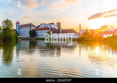 Castello di Jindrichuv Hradec al tramonto. Riflesso nel laghetto di Vajgar, Jindrichuv Hradec, Repubblica Ceca. Foto Stock